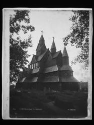 Kyrkja sett frå søraust. Foto: Marthinius Skøien (omkr. 1890–1910).
