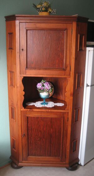 Hjørneskap fra Strømmen Møbelsnekkeri.JPG