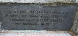 Hjalmar Johansen minnesmerke Skien inskripsjon.jpg