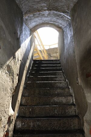 Hjelmkollen trapp opp fra bunker til kanonstilling.jpg