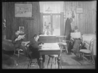 Menn leser aviser i dagligstuen på Nordstrand, 1899-1930. Foto: Narve Skarpmoen, Nasjonalbiblioteket.