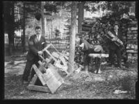 Menn sager og lar ved, 1899-1930. Foto: Narve Skarpmoen, Nasjonalbiblioteket.