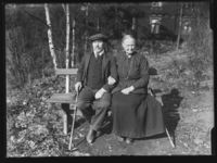 Par på benken i hagen til Hjemmet for døve på Nordstrand. Foto: Narve Skarpmoen, Nasjonalbiblioteket, 1899-1930.