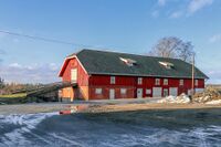 Den karakteristiske driftsbygningen har halvvalmet tak. Foto: Leif-Harald Ruud (2023)