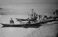 Drammenselva ved Hokksund omkring 1000, med elvebåter og dampbåten «Snap».