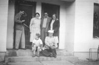 «Fiske-Hansen» med familie og venner utenfor den nye butikken.