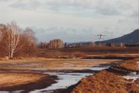 Fly som går inn for landing på Hokksund flyplass.