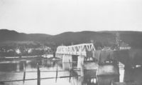 Brua sett fra Sundbakken, med stålkonstruksjonen etter brannen i 1915. Foto: Carl Normann, 1922