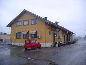 Hokksund stasjon - godshuset (be-2006-11-05h).JPG
