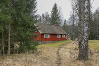Plassen Holen ligger i Siggerudmarka, like øst for bebyggelsen på Bru. Foto: Leif-Harald Ruud (2020)