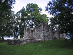 Ruinen sett fra øst, med fundamentet av koret nærmest. Foto: Dag Bertelsen (2001).