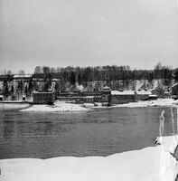 Fabrikken omkring 1950 sett fra motsatt side av elva.