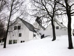 Holmen kirke i Asker, oppført 1965. Foto: Stig Rune Pedersen (2012).