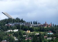 Holmenkollåsen med Holmenkollen Park hotell, sett fra Bærum. Foto: Stig Rune Pedersen (2014).