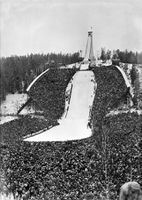 Bakken under OL i Oslo 1952, ark. Frode Rinnan, som var inspirert av gitarformen. Foto: Robert Charles Wilse/Oslo Museum (1952).