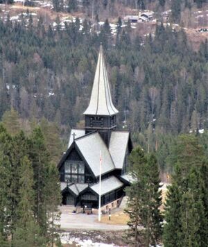 Holmenkollen kapell sett fra Holmenkollbakken 2015.jpg