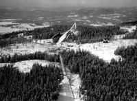 Holmenkollbakken og Midtstubakken i 1950-åra. Foto: Ukjent