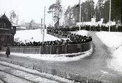 Holmenkollen sørget for ordnet kø. Foto: Fra Holmenkollbanen 50 år