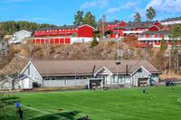 En av idrettsbanene i Nordåsveien med Holmlia Idrettslags klubbhus i bakgrunnen. Foto: Leif-Harald Ruud (2021)
