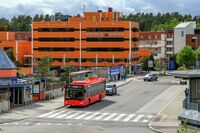 Holmlia senter med brua over jernbanen i forgrunnen. Foto: Leif-Harald Ruud (2020)