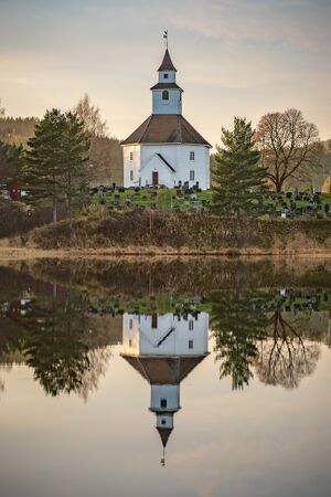 Hornnes kyrkje sett over Otra frå Evjemoen 14. november 2024. Foto