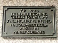 Plakett på yttervegg, Houens diplom 1926. Foto: Stig Rune Pedersen