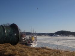 Kongeskipet ved Akershus festning med Hovedøya i bakgrunnen. Bildet er tatt i mars, mens det ennå var is i fjorden. Foto: Stig Rune Pedersen (2011).
