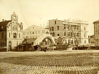 Hovedbanegården utvides med murbygning mot Jernbanetorget. Kilde: Jernbanemuseet