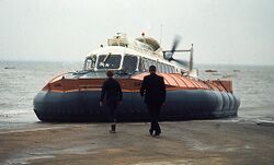 En SR-N6, fra Hoverloyd kommer inn for landing på Coves i 1966. Foto Bjørn Foss.