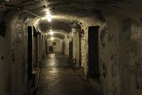 Gang inne i reduiten. Kjøkken og sykestue i de to rommene til venstre. Foto: Tommy Gildseth (2010).