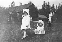 Barn på Huldreheim ca 1923. Ove Gedde i bakgrunnen har hvit matrosdress med kortbukser.