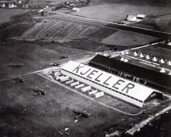 Den ene av Hundremeterne hadde hvitt tak - den andre svart. Fetveien i bakgrunnen.