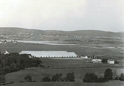 "Hundremeter"-hangarene sett fra Sørum gård før krigen.