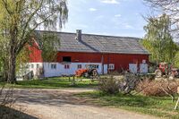 Driftsbygningen på Hurdal prestegård. Foto: Leif-Harald Ruud (2023).