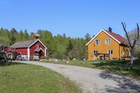 Stabburet og den tidligere forpakterboligen. Foto: Leif-Harald Ruud (2023).