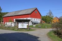 Driftsbygningen og forpakterboligen sett fra vest. Foto: Leif-Harald Ruud (2023).