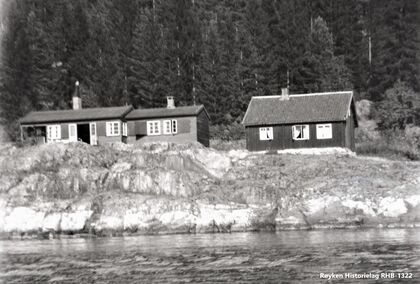 De to husene nærmest sjøen på Gråøya august 1947. Til høyre er stua som var den opprinnelige fra da det var husmannsplass her 1860-1880. Utvendig var stua lite forandret fram til 1947. (Foto Ivar K Iversen, 1947).