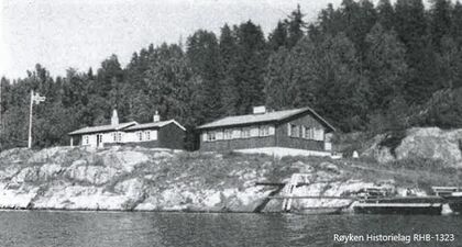 De to husene nærmest sjøen på Gråøya i 1982. Hytta til høyre ble oppført i 1980 på samme sted der den gamle stua fra husmannsplassen hadde stått. Til venstre den nye hytta «Peisestua» ble tegnet av arkitekt Odd Nansen, og satt opp i 1932. På grunn av råte ble den revet og nytt bygg satt opp i 2017. (foto 1982 fra Ferds arkiv)