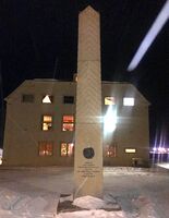 Forsamlingshuset «Huset» ved Longyearbyen, med minnesmerket over Einar Sverdrup utenfor. Foto: Lars Egil Sørsdal (2016)