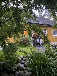 Det gule huset i skogkanten ble bygget i 1980 og er tegnet av Karin Valen-Sendstad.