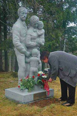 Husmannsmonumentet Stenberg Toten 2005 red.jpg