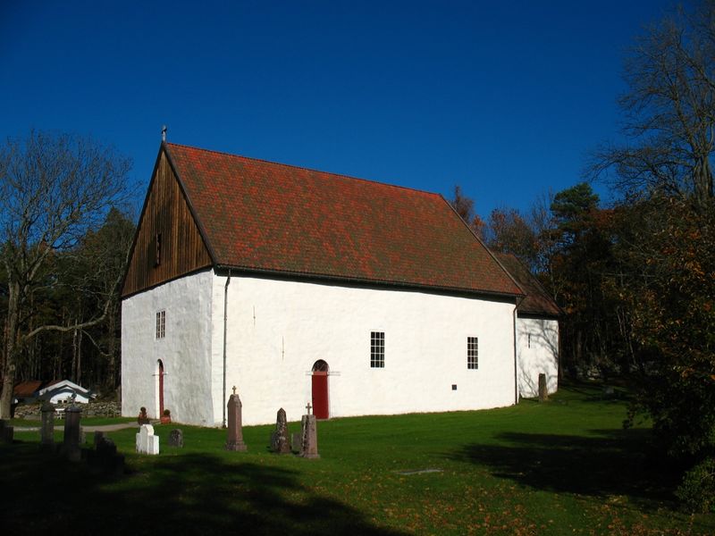 Fil:Hvaler kirke, sydvest 02-1200.JPG