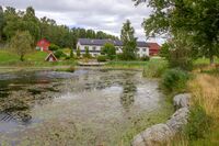 Andedammen med verkstedbygningen fra 1956 i bakgrunnen. Foto: Leif-Harald Ruud (2022)