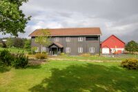 Den tidligere hovedbygningen på Tomter gård ble flyttet til Hvam i mars 2003. Foto: Leif-Harald Ruud (2022)