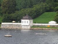 Hovedhuset på Stubljan (brant i 1913) lå på toppen av den lille bakken til høyre. Paviljongen ble ikke flammenes rov, og står fremdeles. Foto: Stig Rune Pedersen (2012)