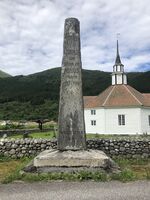 Minnestein etter norsk innsats under Napoleonskrigane ved gamle Stordal kyrkje ("Rosekyrkja"). Foto: Oddbjørn Hofseth.