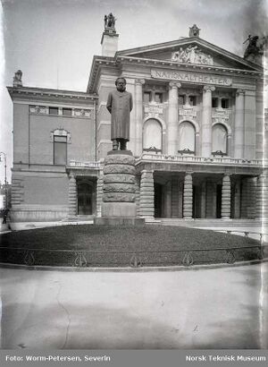 Ibsen-statue.jpg