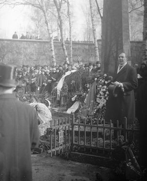 Ibsen Jubilæet 1928 Ronald Fangen taler - no-nb digifoto 20160216 00453 NB NS 000595.jpg