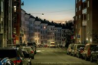 Vøyensvingen med karakteristisk leiegårdbebyggelse som følger gatas krumning. Foto: Leif-Harald Ruud (2013)