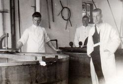 Fra Inderøy meieri i 1928. Reidulf Nordmo står til venstre. Foto: Ukjent.